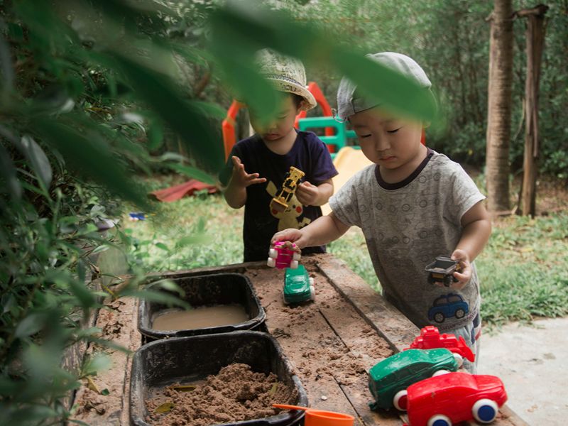 Outdoor STEM Ideas for Kids mud kitchen station